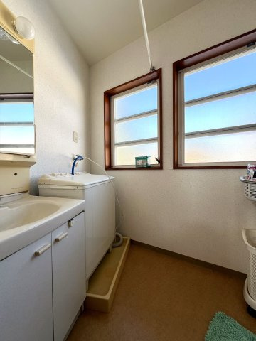 伯耆町小林　中古別荘（アイノピア別荘）の洗面所