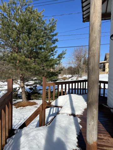 伯耆町小林　中古別荘（アイノピア別荘）の設備|玄関前ウッドデッキ