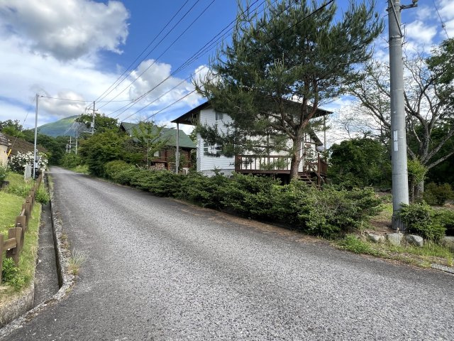 伯耆町小林　中古別荘（アイノピア別荘）の前面道路含む現地写真|正面に大山が見えます。