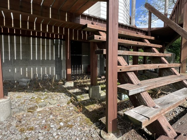 伯耆町小林　中古別荘（アイノピア別荘）の設備|入り口前階段と基礎部分（奥に物置あり）