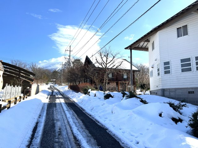 伯耆町小林　中古別荘（アイノピア別荘）の前面道路含む現地写真|道の奥に大山が見えます