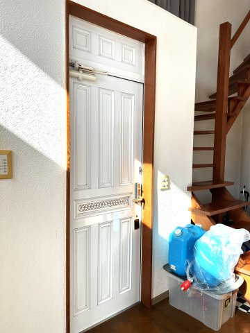 伯耆町小林　中古別荘（アイノピア別荘）の玄関