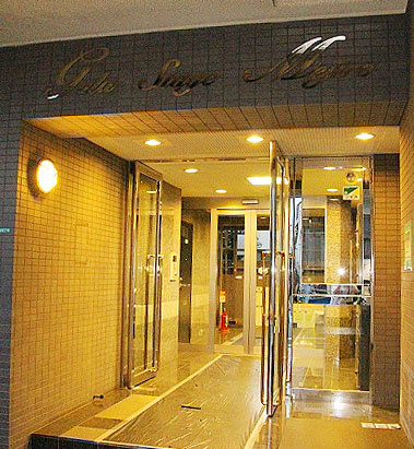 ガラ・ステージ目白のエントランス|夜でも明るいエントランスです★