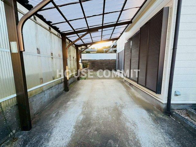 七栄　中古戸建の駐車場