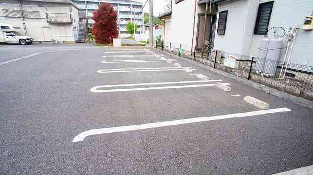 ロイヤルメゾン・アイの駐車場