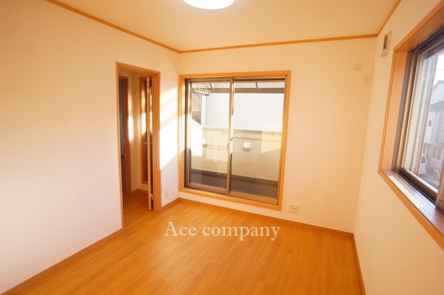 【寝室】 | 八尾市上尾町2丁目 | 【2階：洋室5.2帖】バルコニーに面しています☆