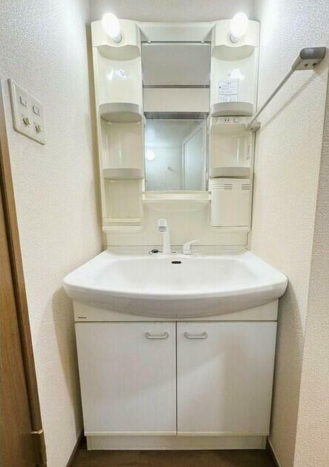 Ｅｖｅｒ　Ｃｏｕｒｔ野方Ａ棟(エバーコートノガタエートウ) の独立洗面台