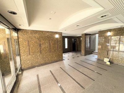 【エントランス】 | サンパーク南明町  | ◆ロビーは写真をご覧の通り、非常に広いロビーとなっております。朝や夕方の混雑時も悠々なスペースですね。掃除も綺麗に行き渡り管理がしっかりされているマンションとなります。