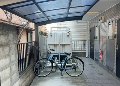 【外観】 | 八王子ツインシェルマンション | 土地の形が極端に長細かったり、狭小地、あるいは道路との高低差がある傾斜地だった場合、後々売ろうとしても買い手がつかない場合もあります。後々、売却することになった時に価値の下がらない土地を選びましょう。