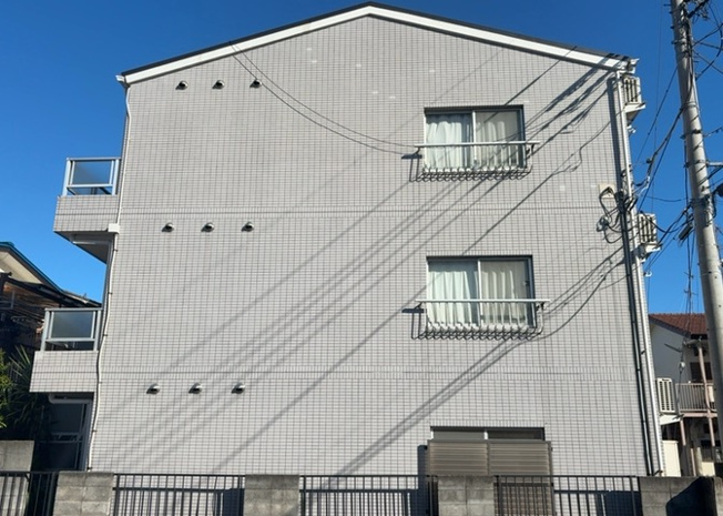 【外観】 | 八王子ツインシェルマンション | 現地に行くなら、物件の周囲の地形がどうなっているかを見ることも大切です。周辺より低くなっている土地では、大雨などで水が集まりやすいため、地盤が弱くなっているということも考えられるため、注意が必要です。