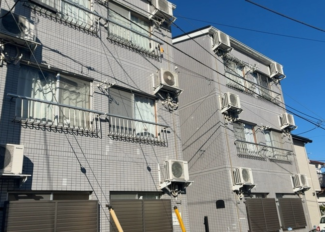 【外観】 | 八王子ツインシェルマンション | 隣家の土地はどうなっているのか、生活利便施設が近くにあるのか、学校まで近いかなど、お客様のライフスタイルにあわせたイメージが重要です。また、近くにあると困る施設が近くにないかも確認するといいでしょう。