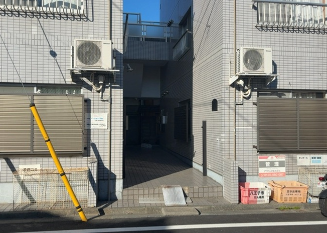 【外観】 | 八王子ツインシェルマンション | 土地購入を検討されている場合、境界杭がない状態で購入してしまうと境界確定測量をする必要があり、費用がかかります。購入の前に、売主、隣土地所有者立ち合いのもと境界を確定し境界杭を設置するのがベストです。