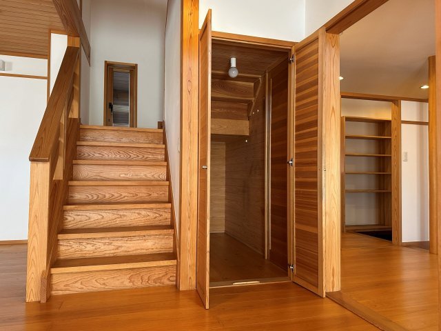 中古戸建・中古住宅　西郷村小田倉　小田倉小学校・西郷第二中学校の収納|階段下収納も充実！掃除用具や防災グッズの保管場所にも適しています！