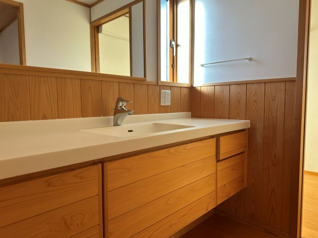 中古戸建・中古住宅　西郷村小田倉　小田倉小学校・西郷第二中学校の独立洗面台|大きな鏡のある洗面台はスペースも広くメイクアップなどの作業もしやすいつくりです！