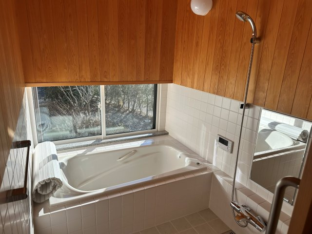 中古戸建・中古住宅　西郷村小田倉　小田倉小学校・西郷第二中学校の浴室|バスタブに入るとちょうど良い高さに窓があるので露天風呂感覚でバスタイムが楽しめるかも♪