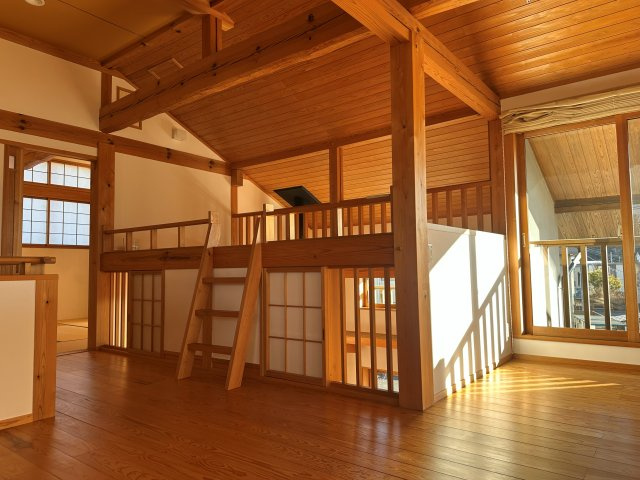 中古戸建・中古住宅　西郷村小田倉　小田倉小学校・西郷第二中学校の内装|おしゃれなスキップフロアは読書をしながらでも階下から届く笑い声や足音にそっと包まれるような安心感◎