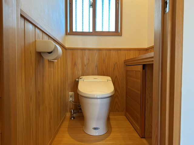 中古戸建・中古住宅　西郷村小田倉　小田倉小学校・西郷第二中学校のトイレ|タンクレストイレはご高齢の方にも優しい手すり付き！カウンター付きなのも嬉しいポイント！