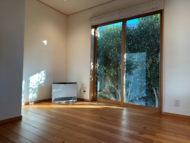 中古戸建・中古住宅　西郷村小田倉　小田倉小学校・西郷第二中学校の洋室|1階は洋室として使えるスペース！陽当たり良好なのでアトリエとして使えば創作意欲も上がりそうですね！