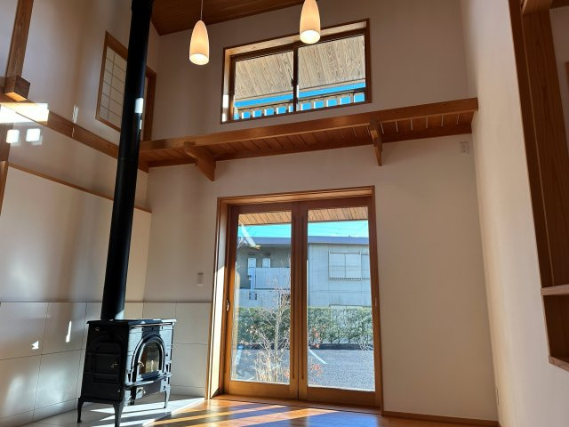 中古戸建・中古住宅　西郷村小田倉　小田倉小学校・西郷第二中学校の居間・リビング|リビング吹抜けになっているので開放感があり陽当たりも良好です！