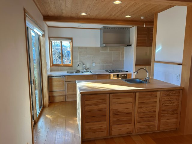 中古戸建・中古住宅　西郷村小田倉　小田倉小学校・西郷第二中学校のキッチン|シンクが2つあるので作業効率もUP！対面キッチンにもなるので片付け動線も短縮できますね♪