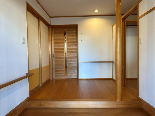 中古戸建・中古住宅　西郷村小田倉　小田倉小学校・西郷第二中学校の玄関|クローク付きの収納充実玄関♪玄関からも木のぬくもりが感じられますね！