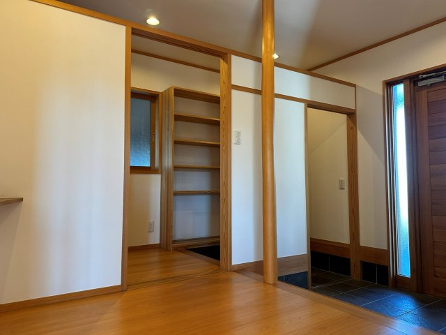 中古戸建・中古住宅　西郷村小田倉　小田倉小学校・西郷第二中学校の玄関|大容量シューズクローク付きで玄関周りをすっきり整頓可能です！