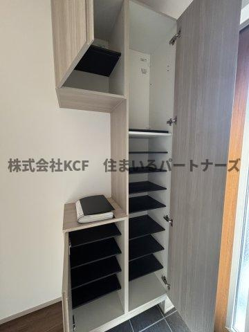 アテレーゼOne西町戸建の玄関|明るい玄関です