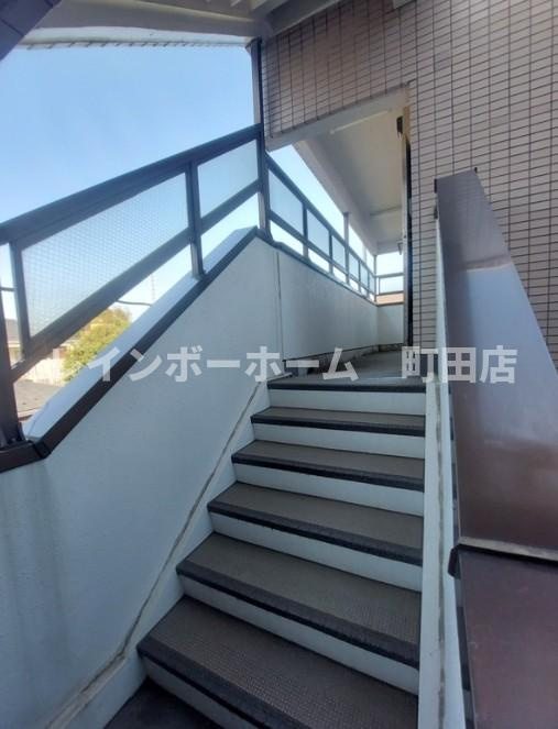 座間市栗原の賃貸マンションのエントランス