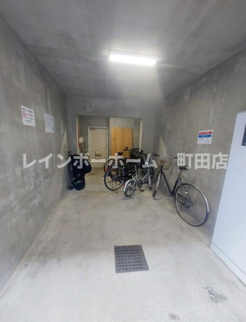 座間市栗原の賃貸マンションの駐車場