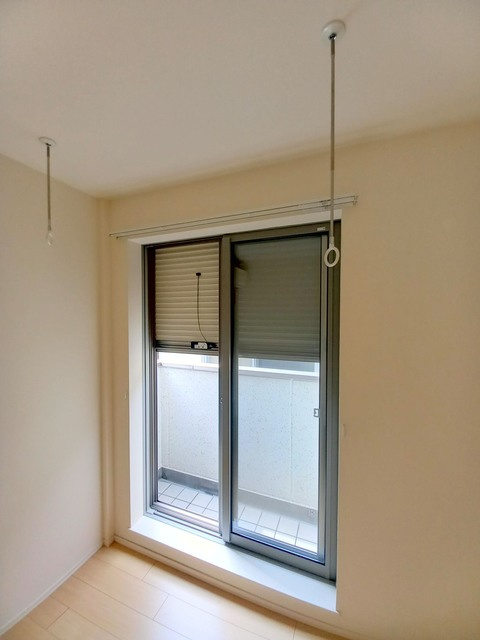 ホワイト　スクエアの設備|★室内物干しフックとシャッター完備★