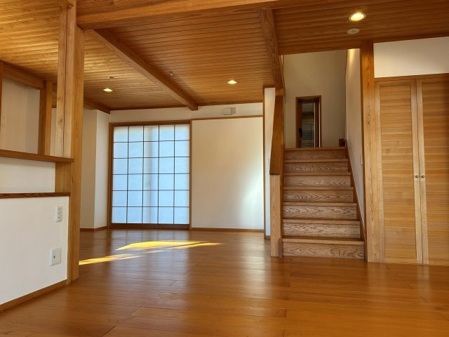 ■想定賃料：600万円/年額■想定利回り：15％　西郷村小田倉の居間・リビング|家族のコミュニケーションが取りやすいと人気のリビング階段！