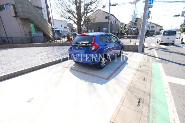 リブリ・OGW草加の駐車場