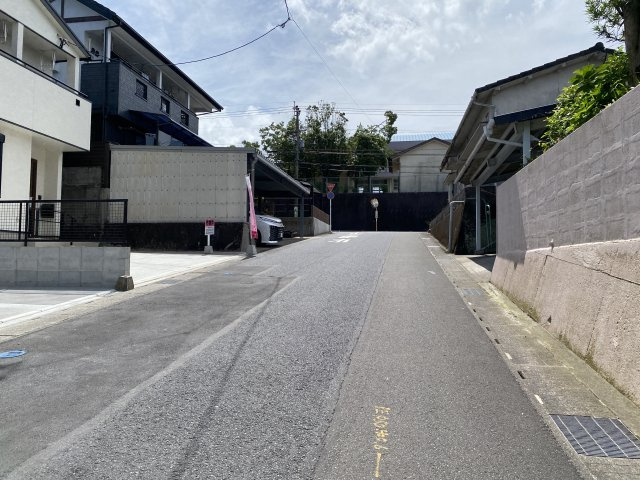 明和2丁目　Spacio　B棟の前面道路含む現地写真|閑静な住宅街の一画です。お子様の通学に安心の立地です。