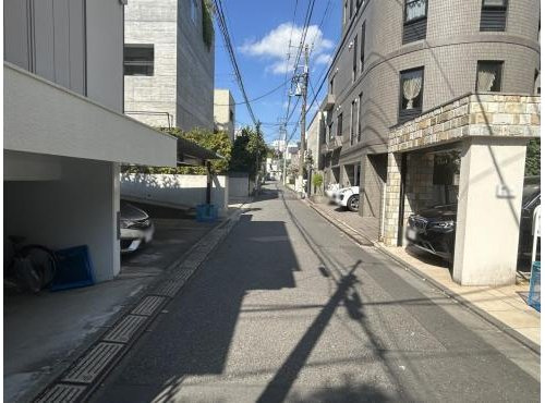 渋谷区西原　リノベーション中古戸建の前面道路含む現地写真