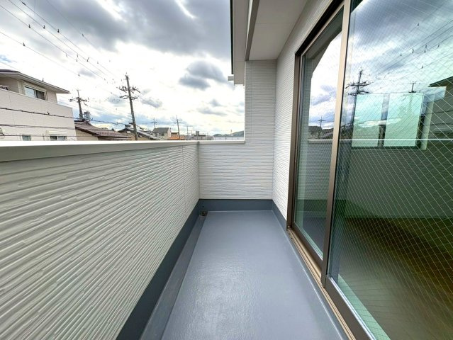 ◆京阪バス『上花山』停まで徒歩６分◆ウォークインクローゼット付き４ＬＤＫ◆角地◆山科区西野楳本町４期のバルコニー|バルコニー
