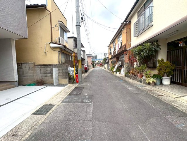 ◆京阪バス『上花山』停まで徒歩６分◆ウォークインクローゼット付き４ＬＤＫ◆角地◆山科区西野楳本町４期の前面道路含む現地写真|前道