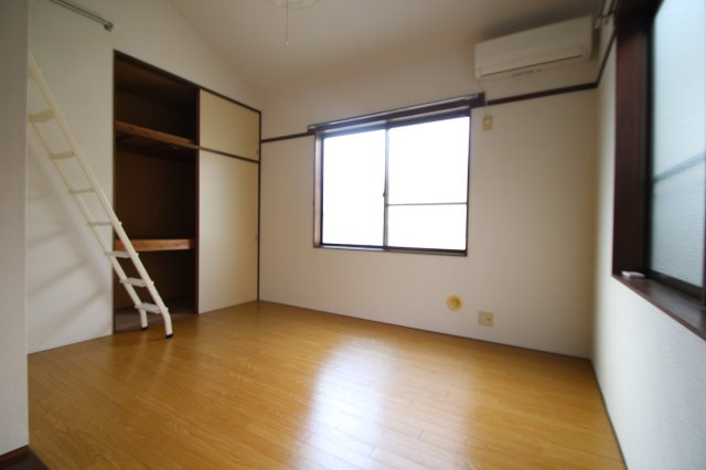 クリスタルハウス二子の洋室