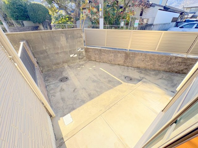 アザミテラスB棟の庭|お庭で自由な時間を過ごせます