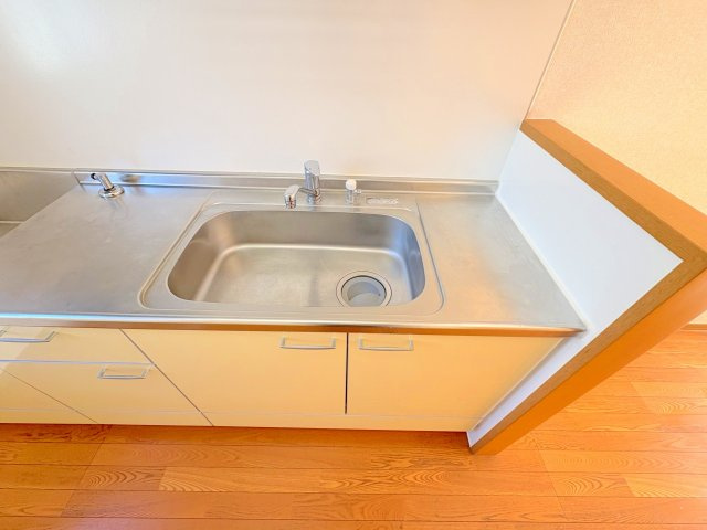 アザミテラスB棟のキッチン|コンパクトなキッチンで掃除もラクラク