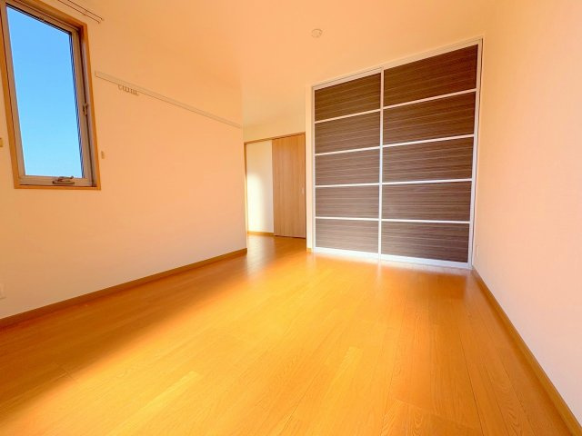 アザミテラスB棟の居間・リビング|ゆったり過ごせる居間です