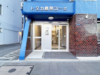 【エントランス】 | お客様を、そして住人を出迎えてくれるマンションのエントランス。ゴミが落ちていないことからも、管理状態の良さや住民の節度の高さが見て取れます。～即日のご見学可能～　お問合せはお気軽にどうぞ。