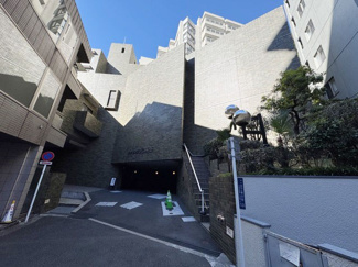 【外観】 | 手入れの行き届いた外壁やエントランスなど、「見ればわかる」レベルで清潔感を保ったマンションです。築年数を感じさせない姿で皆様をお出迎えします。～即日のご見学可能～　お問合せはお気軽にどうぞ。