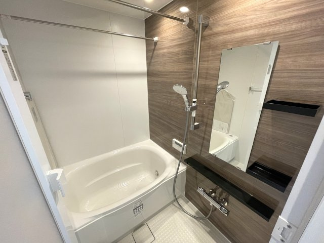 高円寺でワンにゃんライフ♪【リノベマンション／デュオ・スカーラ高円寺】の浴室|落ち着いた空間のお風呂です