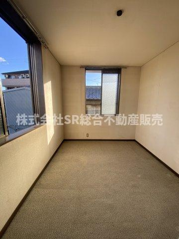 足代2丁目中古戸建の洋室|2面採光のとても明るいお部屋です！