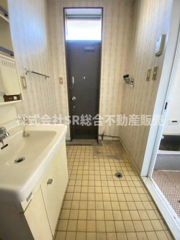 足代2丁目中古戸建の脱衣所|室内洗濯機置場もあり、勝手口もある広めの脱衣場です！