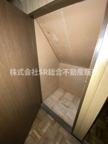 足代2丁目中古戸建の収納|階段下にも収納があります♪