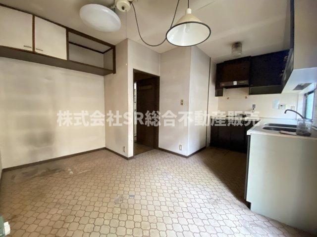 足代2丁目中古戸建の居間・リビング|庭と直結しているので明るく、使い勝手がよくお子様が遊んでいるのを見守れます♪