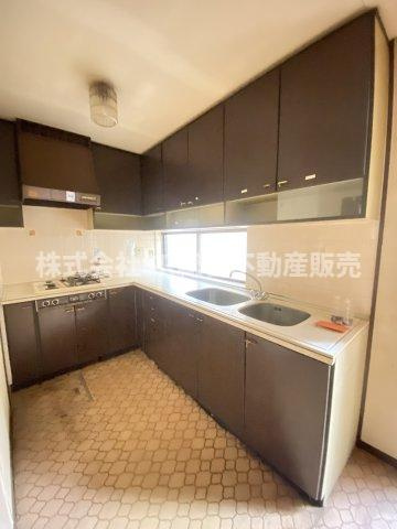 足代2丁目中古戸建のキッチン|L字型キッチンは調理スペースが広く、上下に収納もあり使いやすいです♪