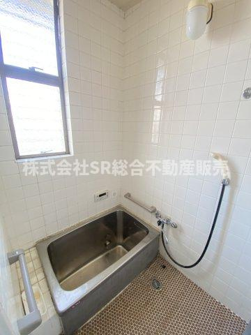 足代2丁目中古戸建の浴室|お風呂には窓もあり、換気がバッチリとできます☆