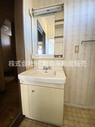 足代2丁目中古戸建の独立洗面台|独立洗面台、小物を置くことができて便利です